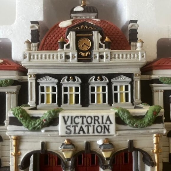Department 56 Dicken's Village Series Victoria Station Lighted Building - Picture 6 of 7
